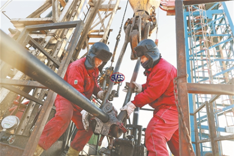 Los empleados de SVES Oilfield Supply Co., Ltd. están realizando la operación de tubería de transporte de petróleo.