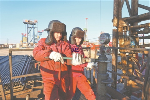 SVES Oilfield Supply Co., Ltd. Well repair workers dismantle the wellhead adapter