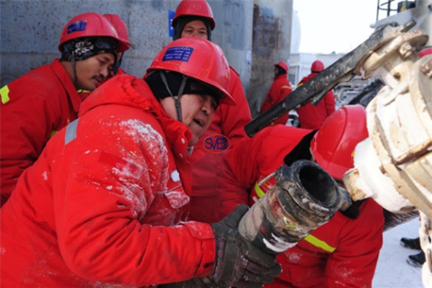 Los empleados de SVES Oilfield Supply Co., Ltd. están conectando la tubería de cementación del elemento de unión de fluido con juntas giratorias de alta presión.