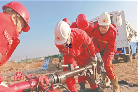 SVES Oilfield Supply Co., Ltd. conectando elementos de fluido de alta presión, juntas giratorias, etc. en el sitio de construcción