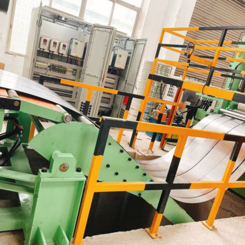 Ligne de refendage de bandes d'acier