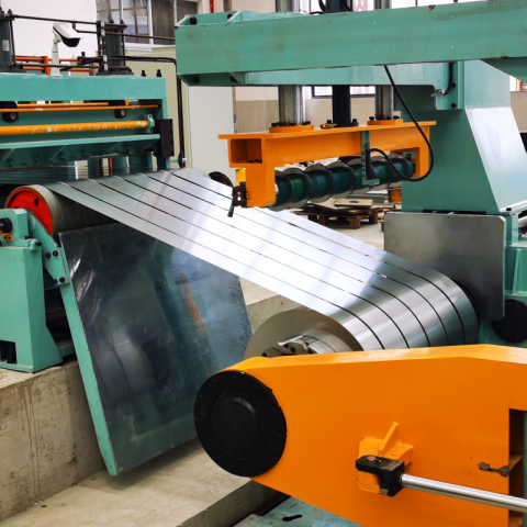 Machine à refendre les bobines d'acier à double découpeuse