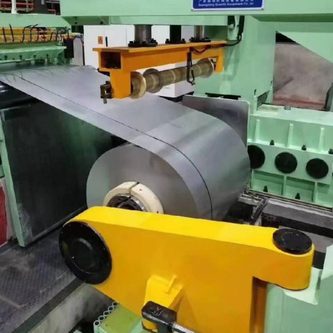 Ligne de refendage de bobines d'aluminium