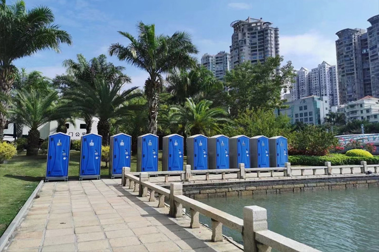 공원에서 사용하는 탑플라 이동식 화장실