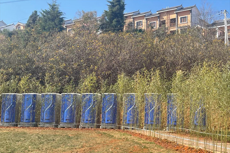 시골에서 사용하는 토플라
 이동식 화장실