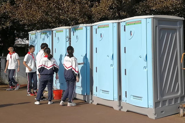 학교에서 사용하는 토플라
 이동식 화장실