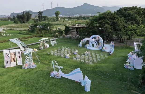 5 façons dont le printemps fournira une belle toile de fond pour votre mariage en plein air