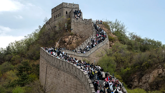 Au revoir Covid: les touristes envahissent les attractions les plus populaires de Chine pendant la fête du Travail
