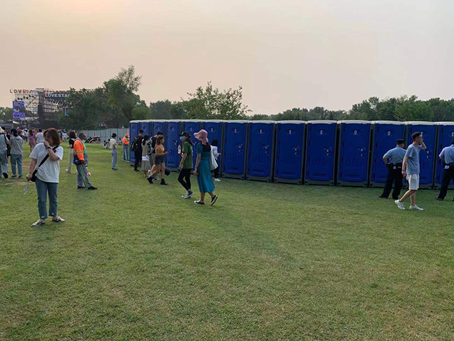Hinter den Kulissen: Die unbesungenen Helden von Film- und Fernsehgeräten – Porta Potties