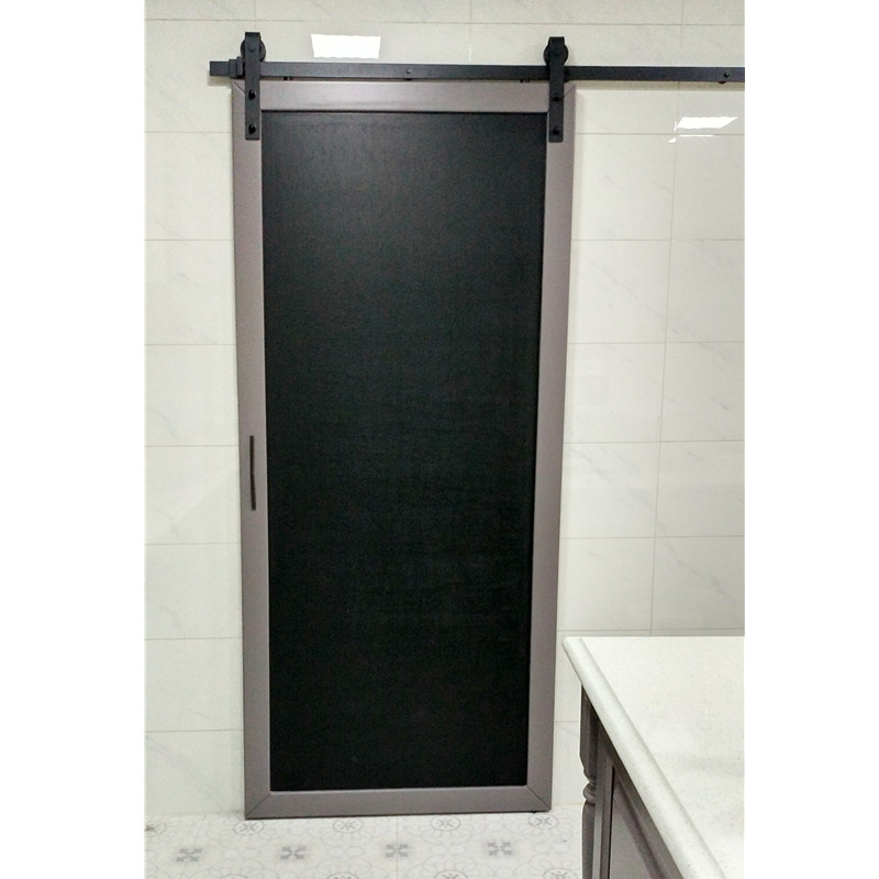 黒板が付いている納屋のドア