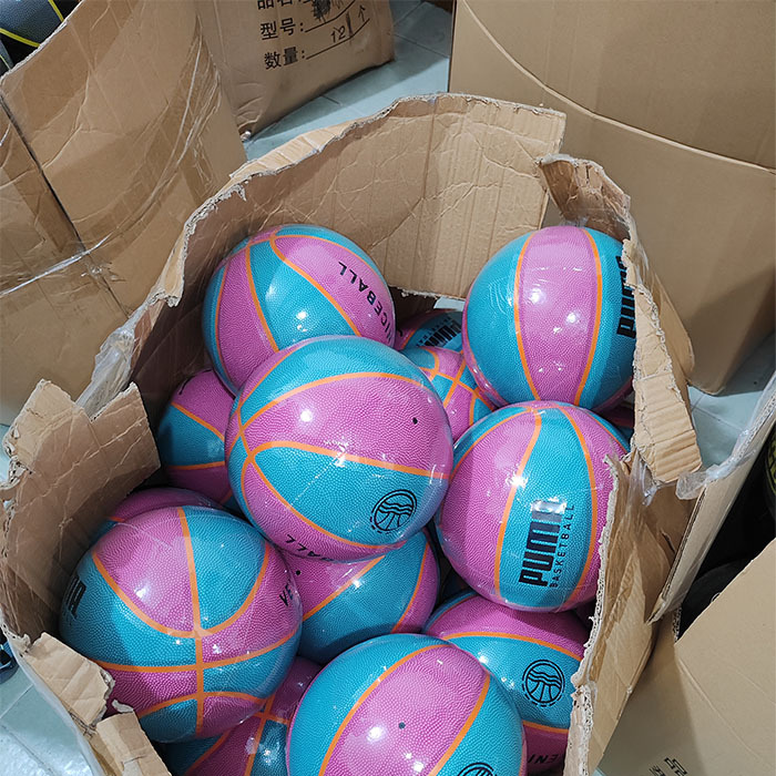 100 nouveaux ballons de basket personnalisés prêts à être expédiés aux États-Unis