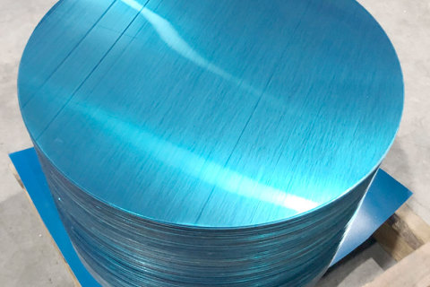 O revestimento de PVC azul afeta a estampagem profunda de círculos de aço inoxidável 430?