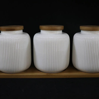 Tarro de cerámica de los envases de almacenamiento de alimentos con el bote de bambú de la tapa para el azúcar en la bandeja de bambú