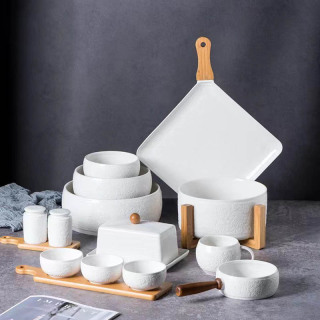 Servierplatte aus weißer Keramik mit Holzgriffen für die Küche