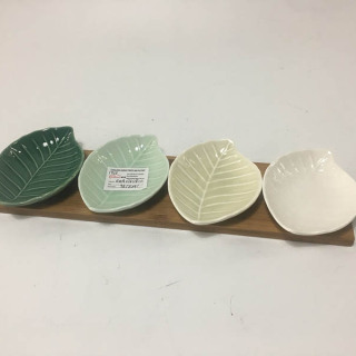 緑の木製ハンドルが付いている葉のナットの分けられた陶磁器の皿皿