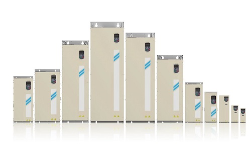 ¿Cómo garantizan los inversores de bombas solares un suministro de agua estable en días nublados?