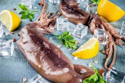 Gekweekte inktvis en natuurlijke diepzeeinktvis