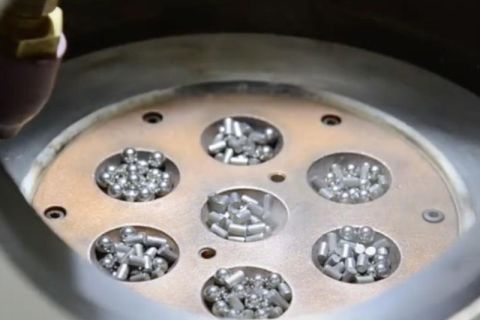 التحضير السريع للسبائك في فيديو فرن الصهر القوسي