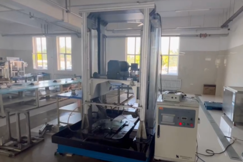 Le fil diamanté entièrement automatique facilite la coupe de précision