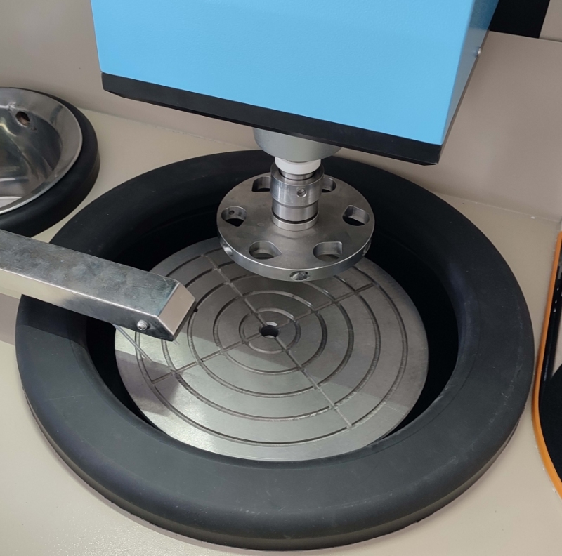 Sistema automatico di molatura e lucidatura