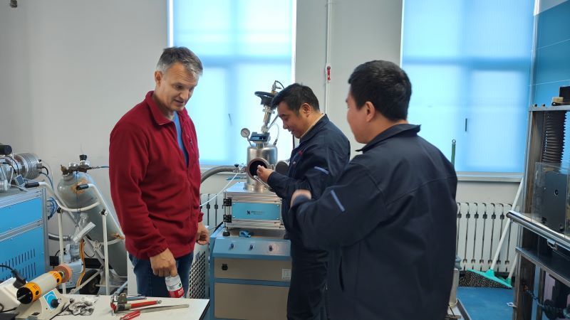 العملاء من الخارج يزورون شنيانغ كيجينج