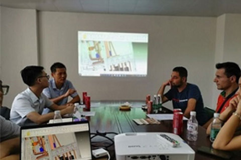 Treffen mit Kunden zur Erörterung technischer Lösungen