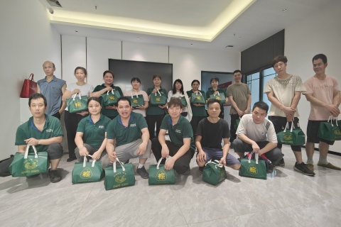 Fragrant zongzi leaves, savoring the Dragon Boat Festiva