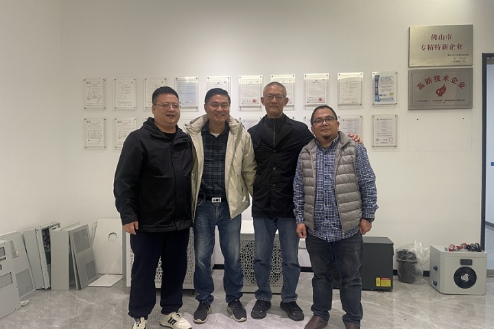 Erkundung neuer Märkte und Produkte mit Herrn Zhong, einem kanadischen Auslandschinesen und seiner Delegation