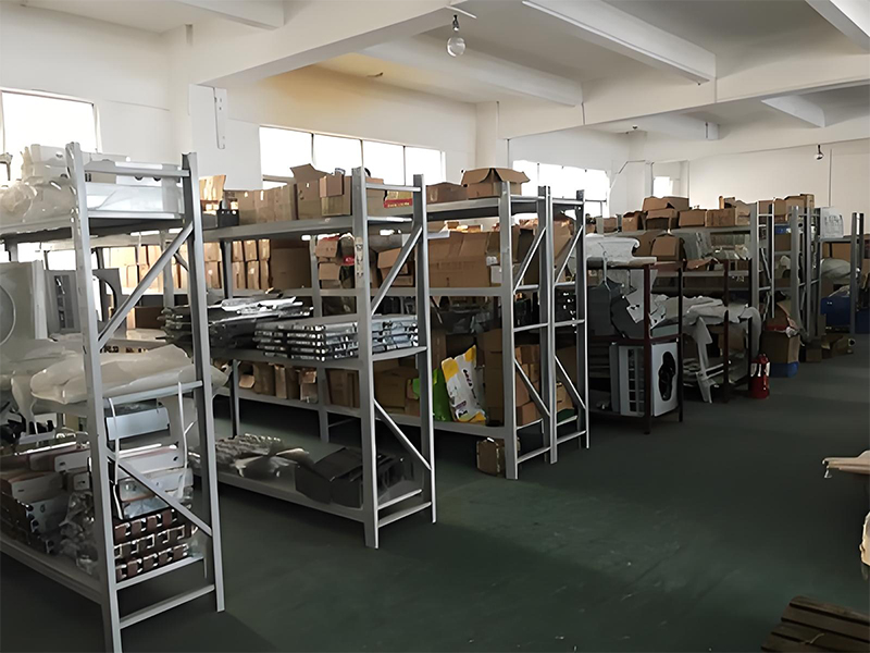 Czysty i standardowy magazyn