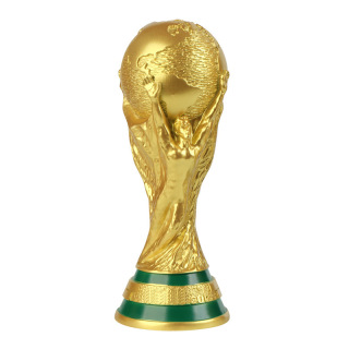 Il tifoso del Qatar World Football fornisce il trofeo della Coppa del Mondo