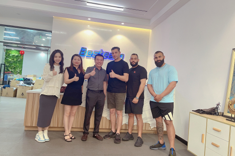 Un nuevo socio visita nuestra fábrica para conocer su marca deportiva