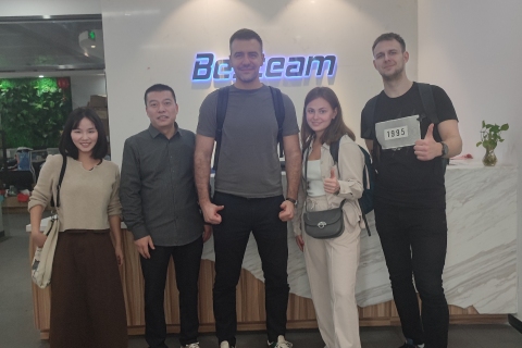 Bienvenidos nuestros amigos visitan nuestra fábrica.