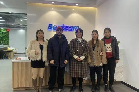 Invitado de lejos para visitar la fábrica de ropa deportiva Besteam