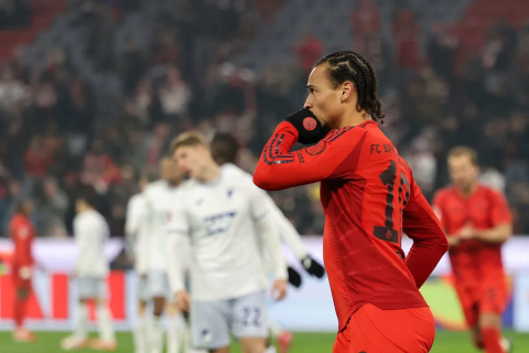 Sane odrzuca inne kluby i chce zostać tylko w Bayernie, a nawet jest skłonny podpisać dwuletni kontrakt w oparciu o wyniki
