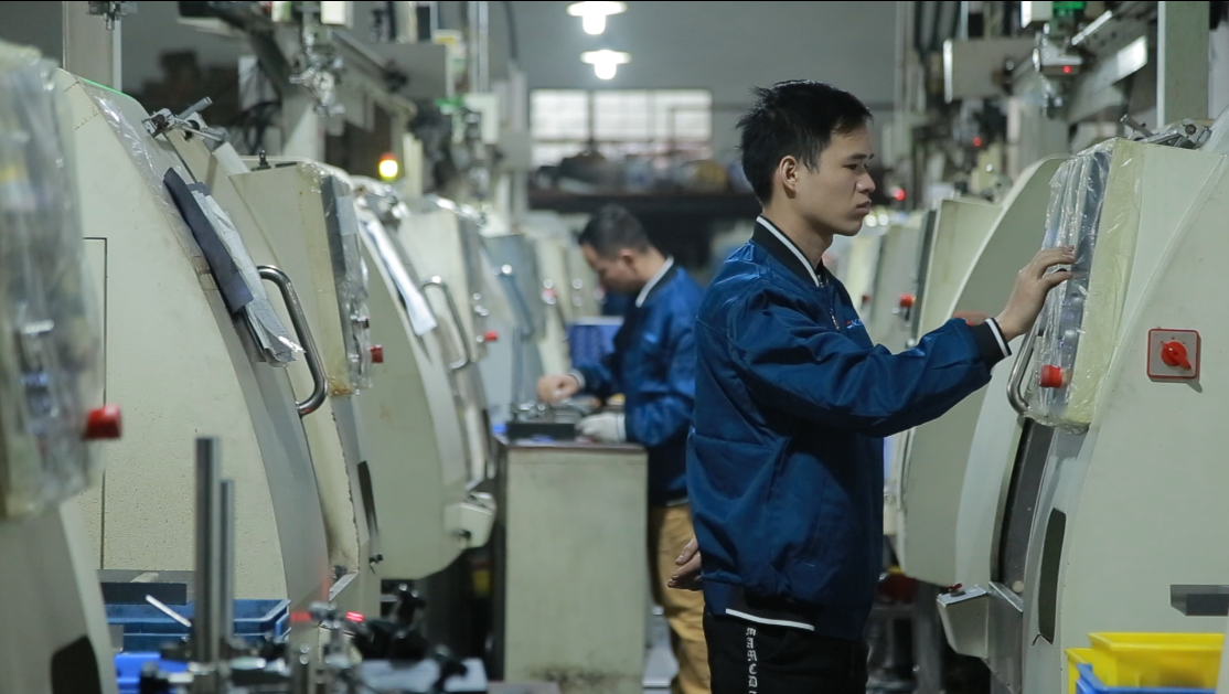 Sản xuất chính xác với máy móc công nghệ cao