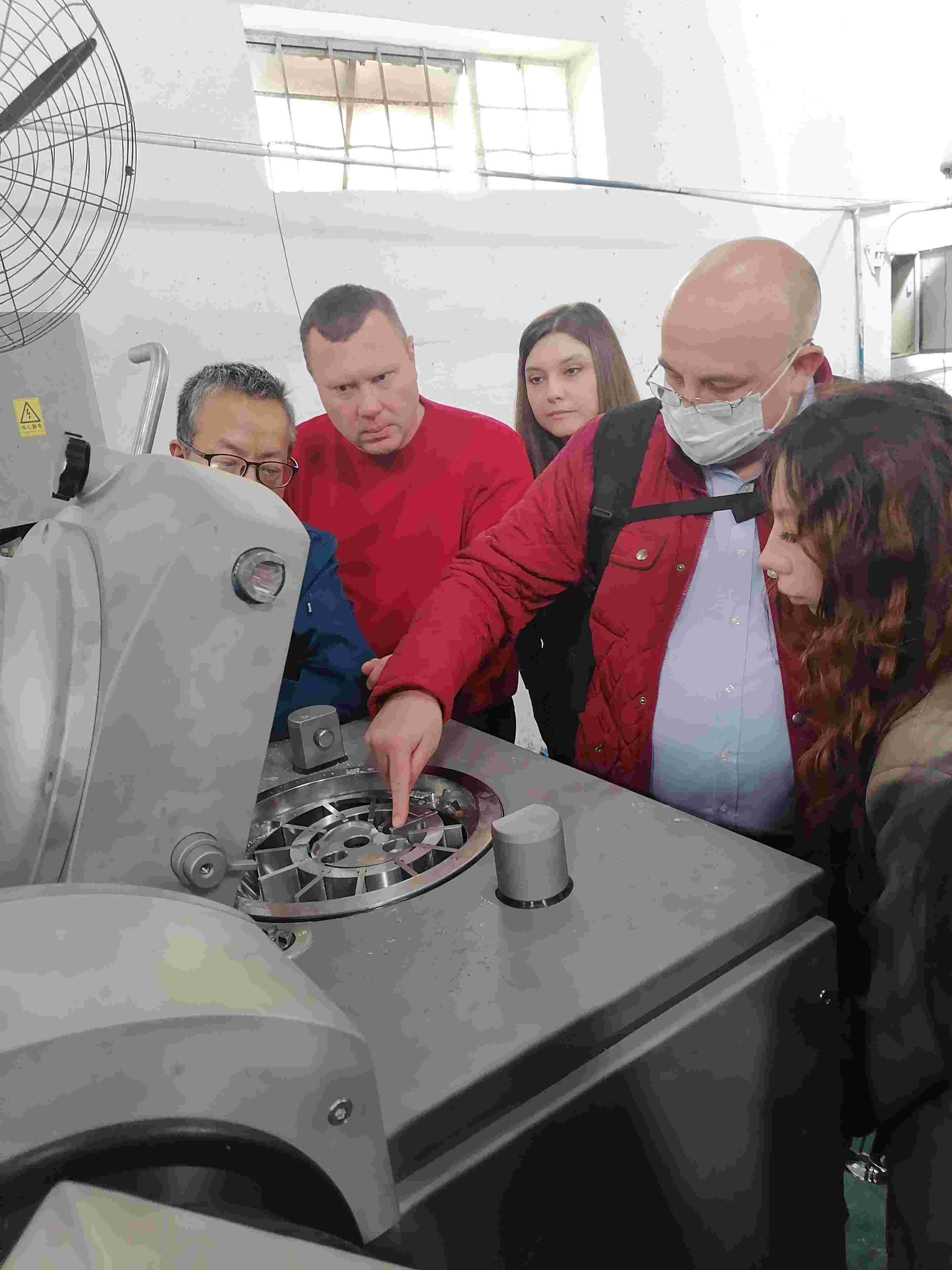 Visite d'un client biélorusse chez Foshan Aokai Machinery Technology Co., Ltd. pour des machines d'emballage de saucisses et des machines de mise sous vide pour aliments