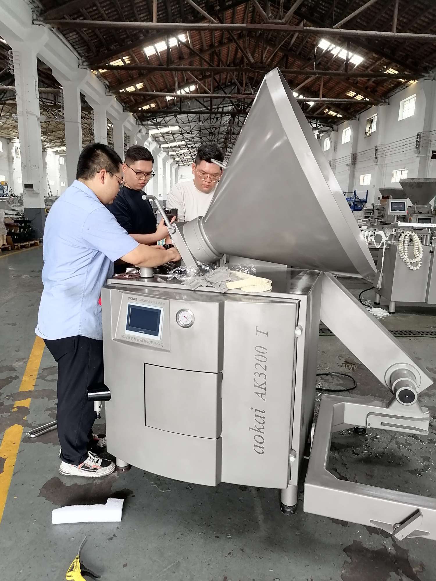 Visite d'un client malaisien chez Foshan Aokai Machinery Technology Co., Ltd. pour un équipement de production de saucisses