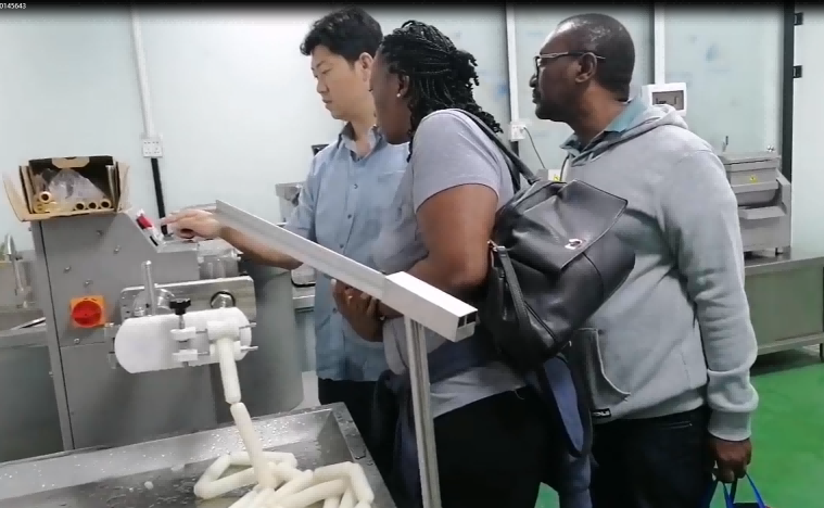 Visite d'un client tanzanien chez Foshan Aokai Machinery Technology Co., Ltd. pour des machines de fabrication de saucisses