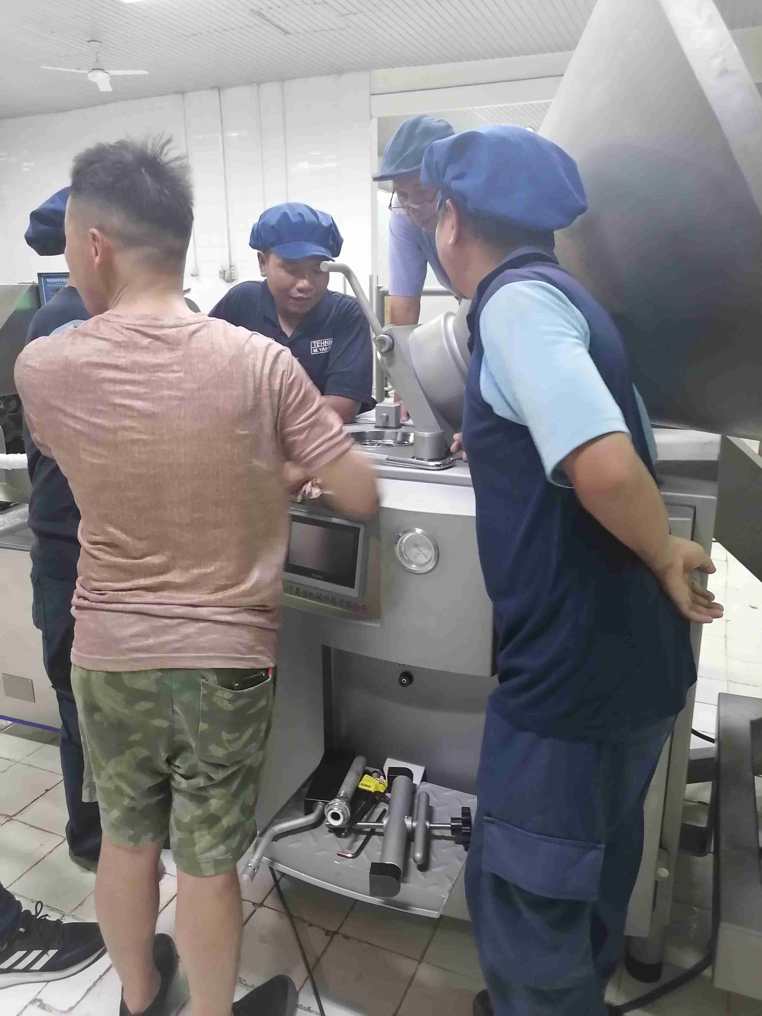 Installation et formation sur site pour une ligne de production de remplissage et de vidage sous vide en Indonésie