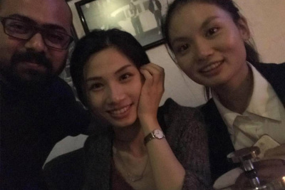 2017년 인도에서 고객과 함께 자유시간을 즐기다