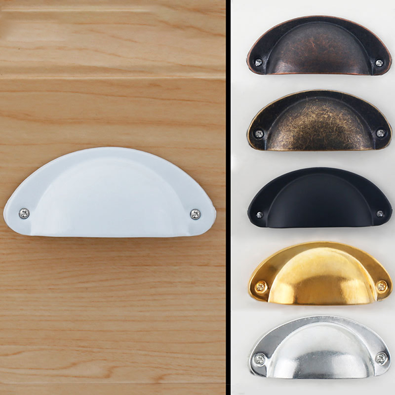 La taza del cajón rústico tira de las puertas de los gabinetes de