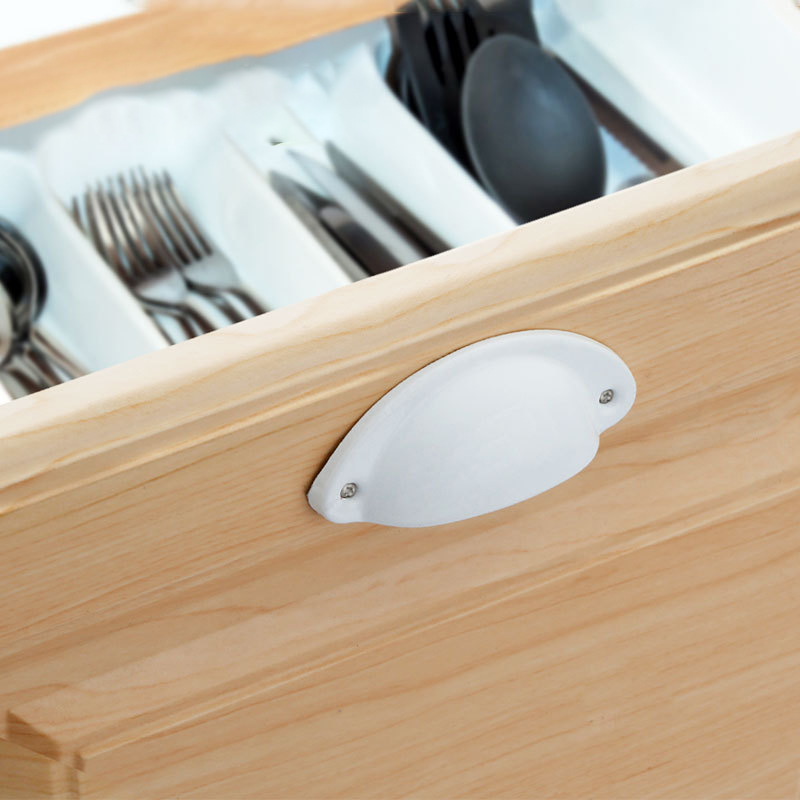 La taza del cajón rústico tira de las puertas de los gabinetes de