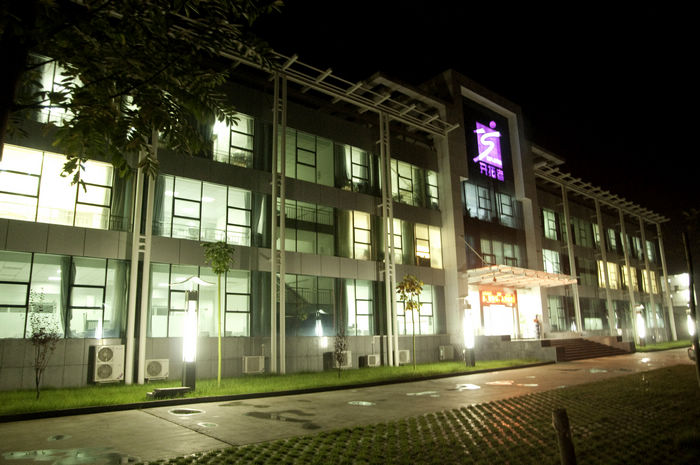 晚上的办公楼 Evening Office Building或office building at night.jpg