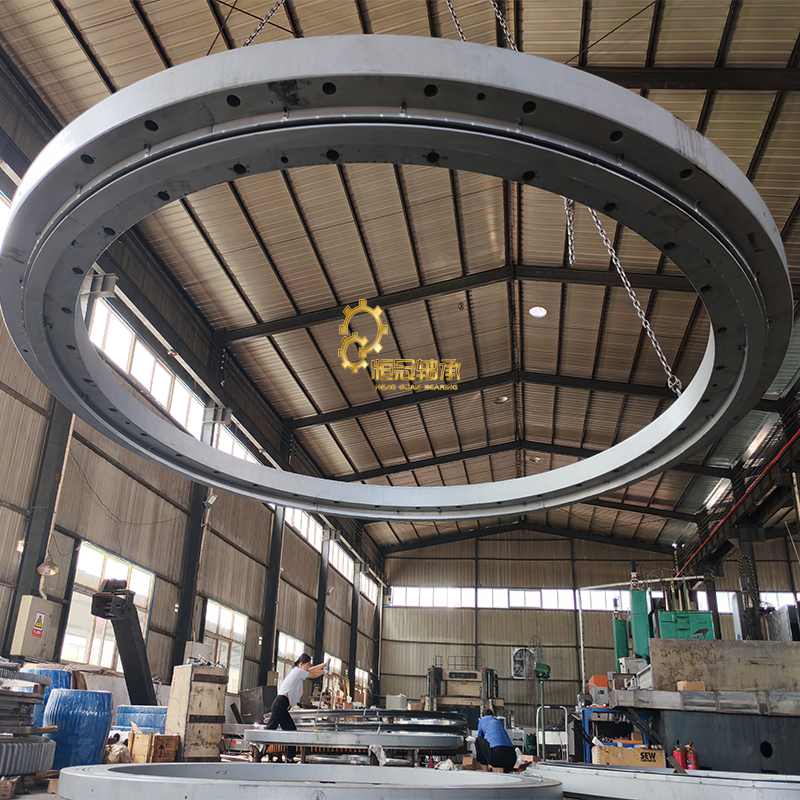 Large slewing bearing