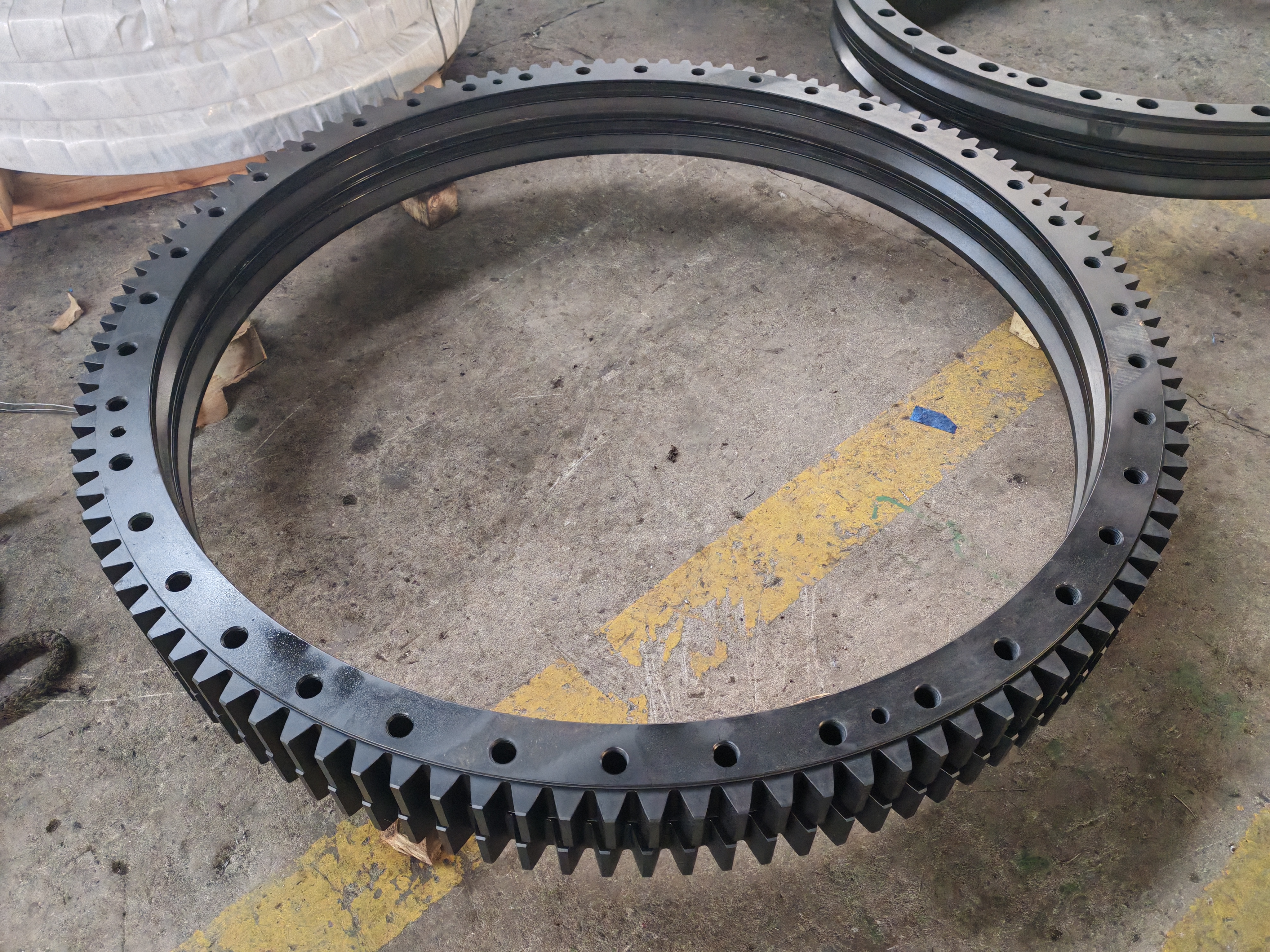 Customizable slewing bearing