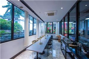 Ultra white glass and ordinary glass