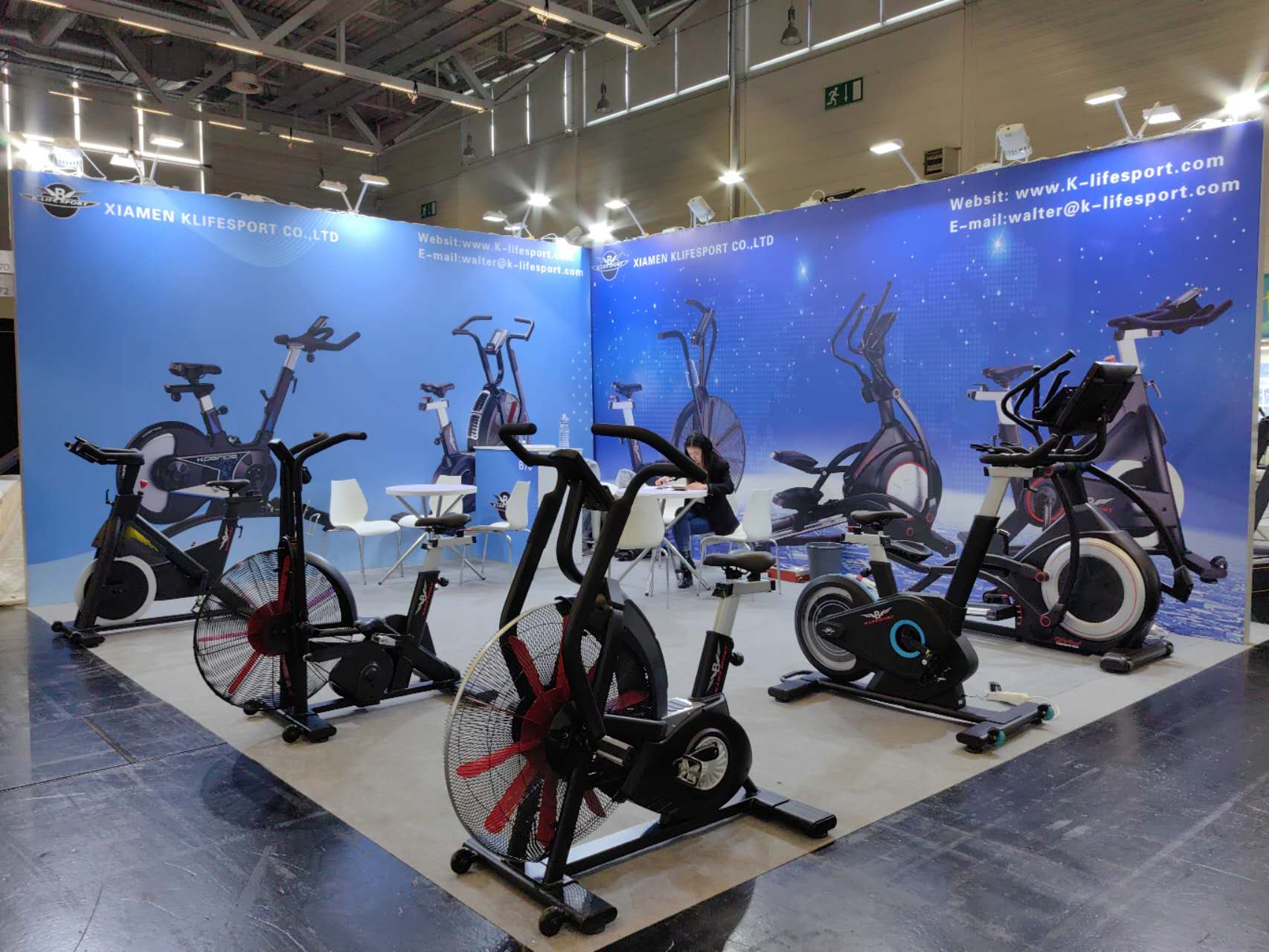 Welche Fitnessgeräte gibt es zum Abnehmen im Fitnessstudio?