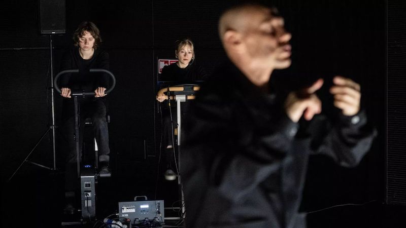 Radfahren zur Stromerzeugung: Zwei Heimtrainer reichen aus, um das gesamte Theater mit Strom zu versorgen