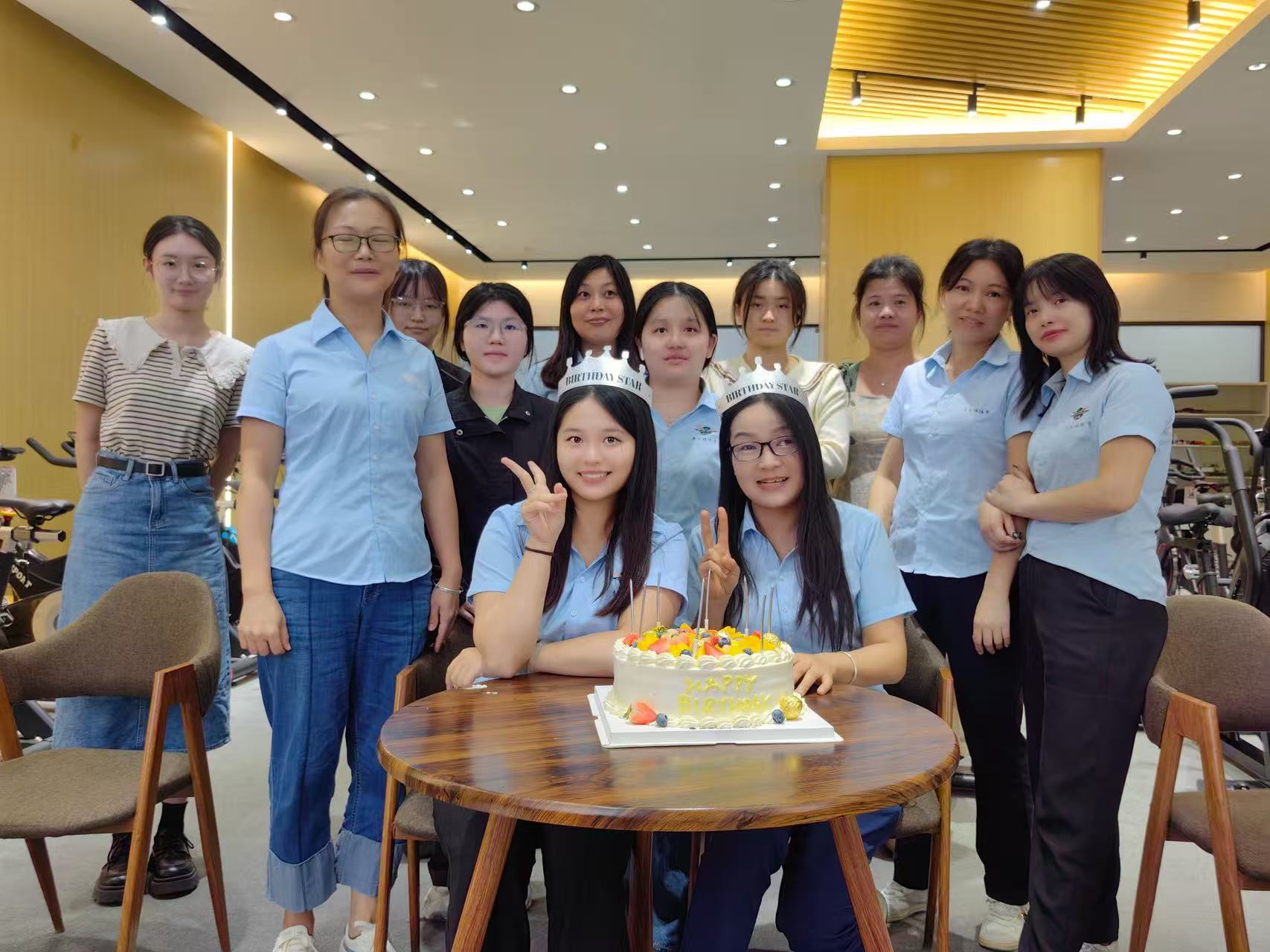 Dynamische Geburtstagsfeier: Das gemeinsame Wachstum von Team und Marke inmitten von Fitnessgeräten miterleben.