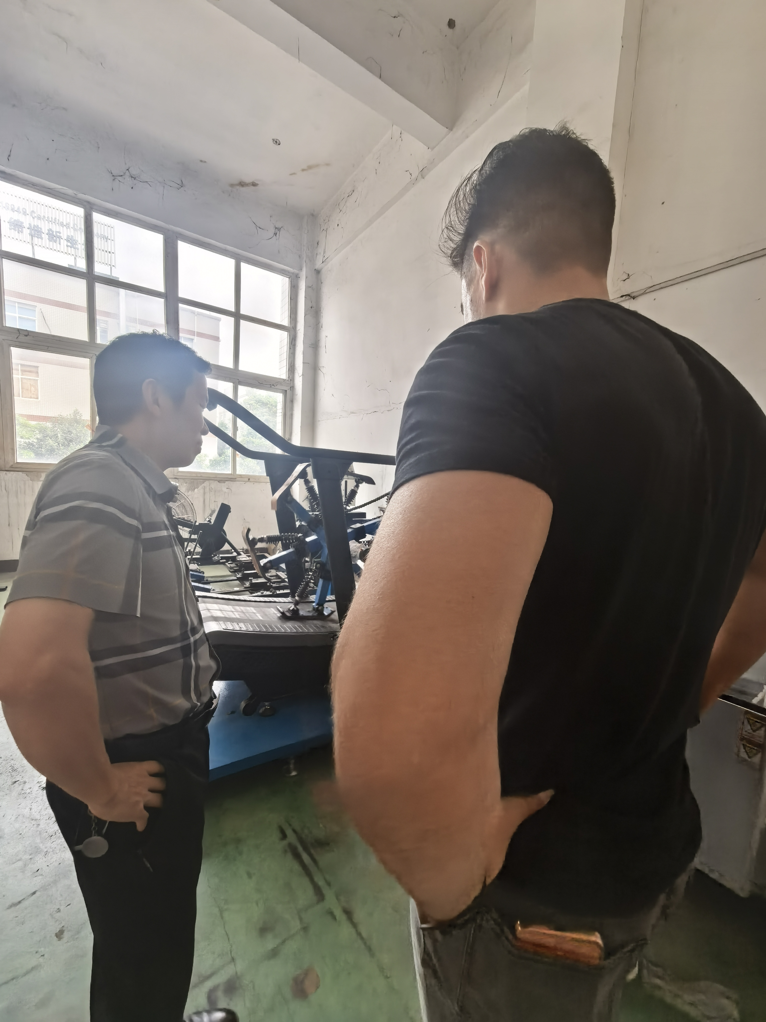 Brasilianische Kunden besuchen The Victory: Sie erleben die Handwerkskunst bei der Herstellung von Fitnessgeräten